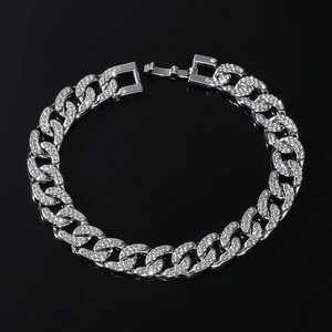 Gros plan sur une chaîne Cuban Link argentée avec des cristaux brillants style Iced Out