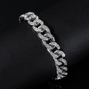 Bracciale cubano da uomo in argento con zirconi scintillanti su sfondo di pelle nera