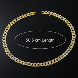Détail de la chaîne cubaine de 50,5 cm en finition dorée sertie de strass brillants