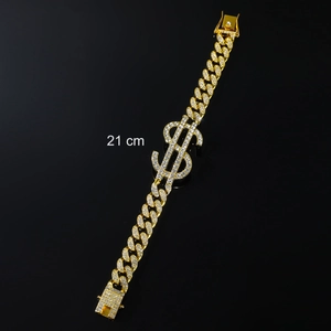Détail du bracelet cubain doré de 21cm avec pendentif signe dollar serti de strass brillants