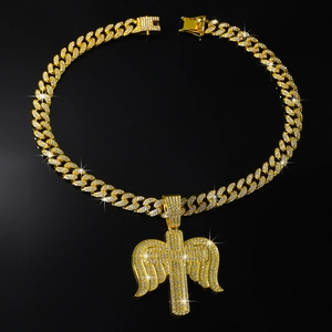 Detailansicht des Hip-Hop-Kreuz-Anhängers mit Engelsflügeln und Zirkon-Besatz auf Goldkette