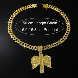 Detailansicht der Iced Out Engelsflügel-Kette mit 50cm langer goldener Cuban-Kette