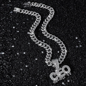 Iced Out CEO Anhänger an silberner Panzerkette mit funkelnden Kristall-Strasssteinen