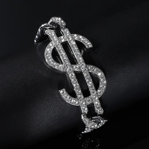 Vue détaillée du bracelet hip-hop dollar avec cristaux brillants sur chaîne cubaine