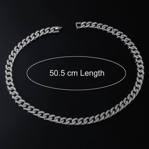 Détail du collier cubain argenté de 50,5 cm avec cristaux et boucle de sécurité carrée