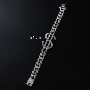 Détail d'un bracelet gourmette argenté glacé avec un pendentif dollar de 21cm de long