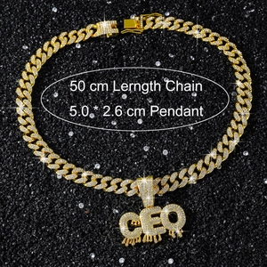 Detailansicht der goldenen Panzerkette mit CEO-Anhänger inklusive Längenangabe von 50 cm