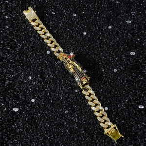 Detaillierte Nahaufnahme eines goldfarbenen Panzerarmbands mit diamantbesetztem Leopardenkopf