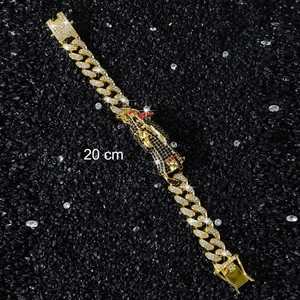 Makroaufnahme von 20 cm goldenem Panzerarmband mit Leopardenkopf und Zirkonia