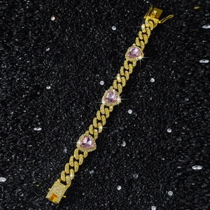 Detailansicht eines vergoldeten Panzerarmbands mit rosa Herzsteinen und Zirkonia