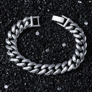 Bracelet chaîne cubaine de 13mm en argent avec fermoir de sécurité sur fond de pierre noire