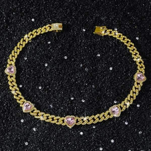 Détail de la chaîne cubaine hip hop 10mm avec cœurs roses et diamants brillants