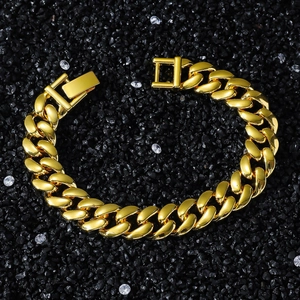Bracelet gourmette pour homme plaqué or 13mm avec fermoir de sécurité sur fond de pierres noires