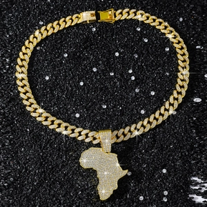 Detailopname van de bezaaide Afrika-kaart hanger aan een gouden Cubaanse ketting op zwart