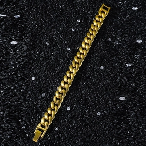 Gros plan du bracelet gourmette en or de 13 mm avec finition polie et fermoir pliant