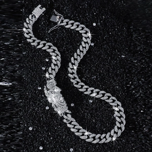 Collana da uomo Cuban Link 12mm con pendente a testa di leone ghiacciato e zirconi