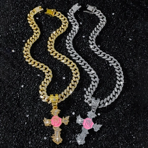 Pendentif croix rose hip hop sur chaîne cubaine en or et argent avec des strass brillants