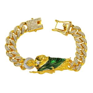 Bracelet Saint Jude doré de style hip hop avec émail vert et strass blancs scintillants