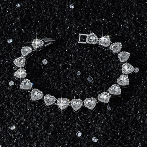 Pulsera hip hop de 10mm de ancho con diseño de corazón y circonitas en acabado plata brillante