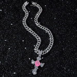 Chaîne cubaine argentée hip-hop avec pendentif croix diamanté et rose rose
