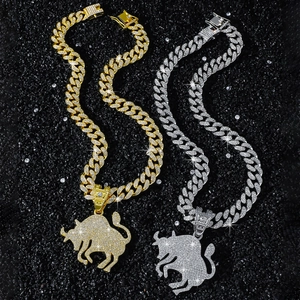 Collier hip hop avec pendentif taureau serti de cristaux et chaîne cubaine épaisse dorée