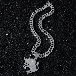 Pendentif taureau hip-hop en argent avec zircone cubique sur une chaîne à mailles cubaines