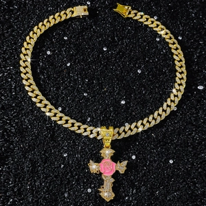 Détail du pendentif croix hip-hop avec rose rose et strass sur chaîne à maillons cubains