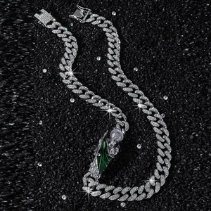 Collana Cuban Link da uomo 12mm con ciondolo San Giuda su sfondo di pietra scura