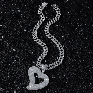 Collier maille cubaine hip-hop avec pendentif cœur argenté brillant sur fond sombre