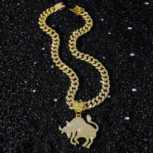 Collier Pendentif Taureau Hip Hop Iced Out en Alliage Strass Bijoux Charme Animal pour Hommes Street Style Tons Or Argent