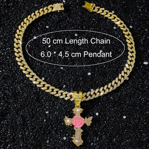 Détail du pendentif croix avec rose et chaîne cubaine dorée de 50cm avec mesures