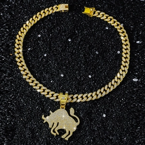 Détail du pendentif taureau hip hop doré avec zircone cubique sur une chaîne cubaine