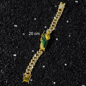 Détail du bracelet gourmette doré 20cm avec pendentif San Judas Tadeo et émail vert