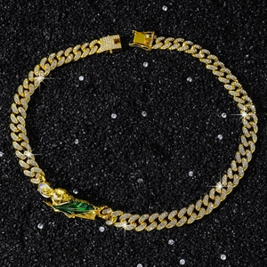 Dettaglio catena cubana 12mm ghiacciata con ciondolo figura in smalto verde e chiusura a scatola