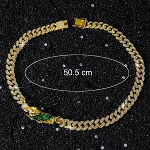Dettaglio catena cubana oro 12mm con ciondolo San Giuda e smalto verde decorativo