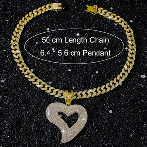 Détails du pendentif cœur serti de strass avec une chaîne à maillons de 50cm