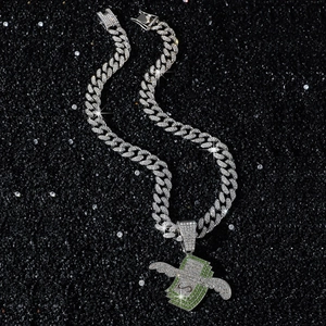 Collier pendentif signe dollar avec ailes en argent, accents verts et cristaux brillants