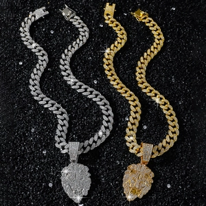 Hip-Hop-Löwenkopf-Anhänger in Gold und Silber mit funkelnden Zirkonia-Steinen besetzt