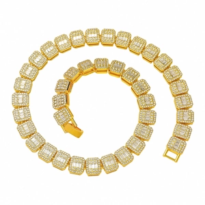12mm vergoldete Herren-Hiphop-Kette mit quadratischen Zirkonsteinen auf weißem Hintergrund