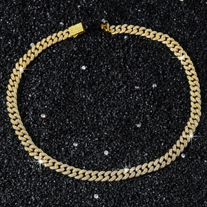 Makroaufnahme der 10mm Gold-Panzerkette mit voller Diamant-Pave-Fassung für Herren