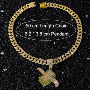 Détail du pendentif dollar ailé en or hip-hop avec collier chaîne cubaine de 50cm