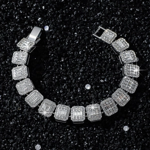 Bracelet luxueux de 12mm en argent avec zircones et maillons carrés sur fond de sable noir