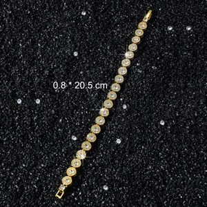 Détail du bracelet tennis plaqué or de 8mm montrant les dimensions de 0,8x20,5 cm