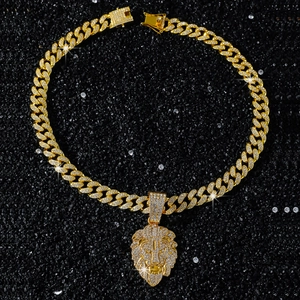 Detailansicht der Löwenkopf-Halskette mit Zirkonia-Besatz und goldener Gliederkette