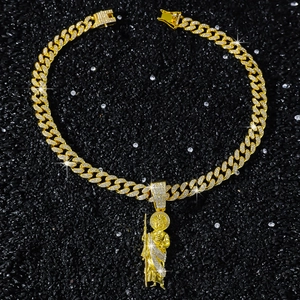 Detalle del colgante de San Judas con piedras CZ en un collar de cadena cubana dorada