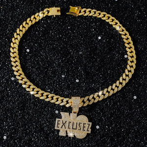 Détail de la chaîne cubaine dorée avec pendentif NO EXCUSEZ serti de strass