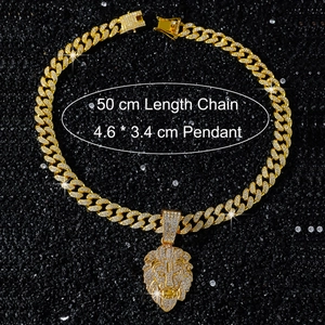 Nahaufnahme von Löwenkopf-Anhänger mit 50cm Gold-Panzerkette und Maßen
