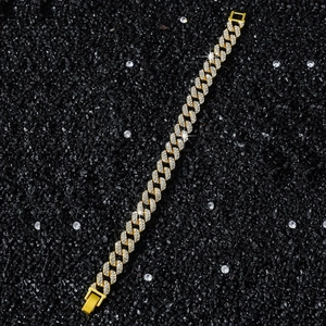 Detailansicht der 10mm vergoldeten Cuban Link Kette mit glänzenden Zirkonia Steinen
