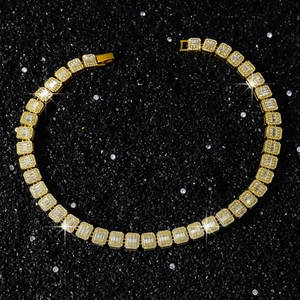 Detailaufnahme der 12mm goldenen Baguette-Kette mit funkelnden Zirkonia-Steinen