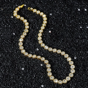Collier tennis doré 8mm pour homme avec zircons blancs brillants sur fond noir élégant